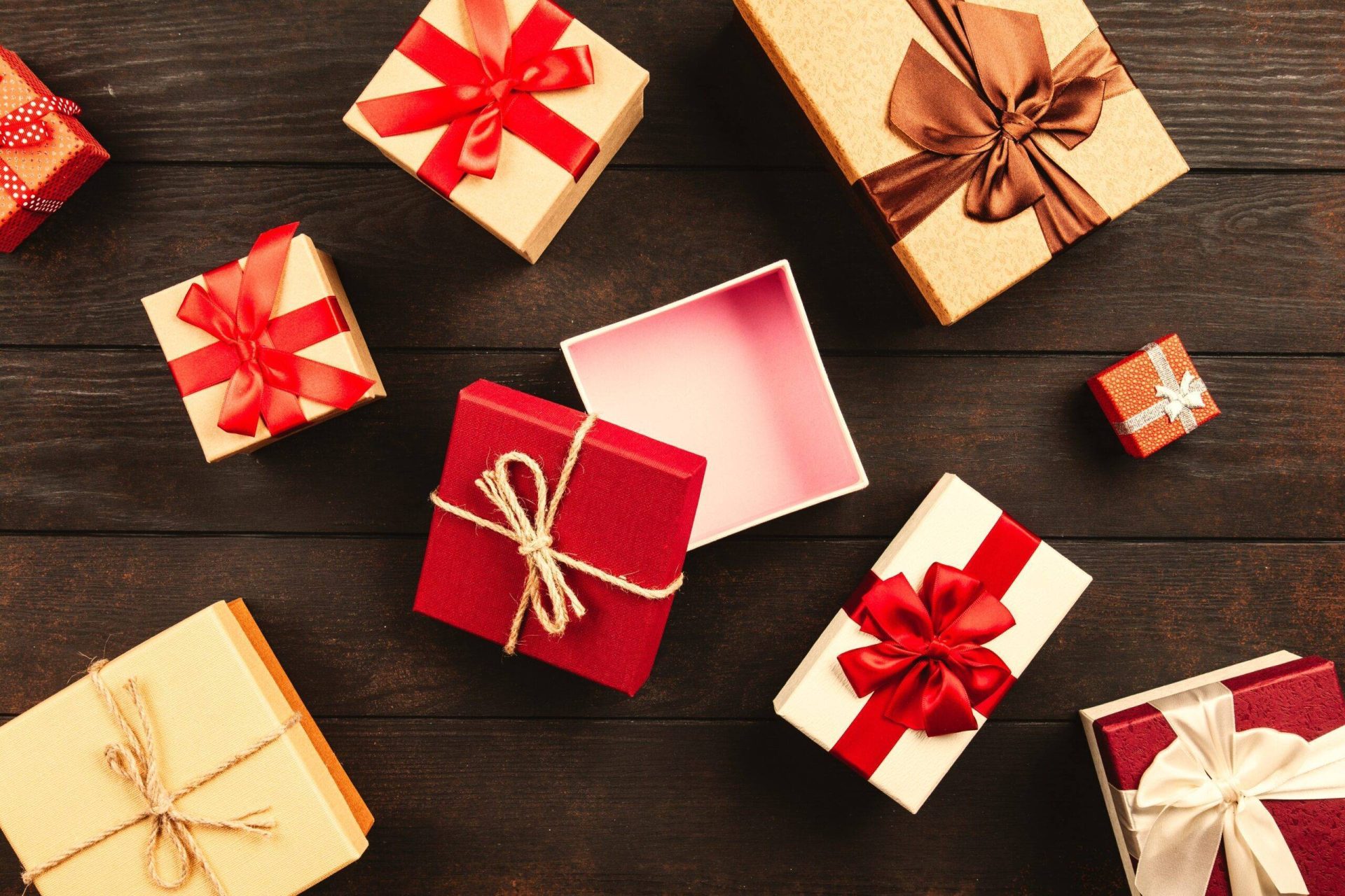 Emails and SMS for Christmas: under-the-tree strategies for your community